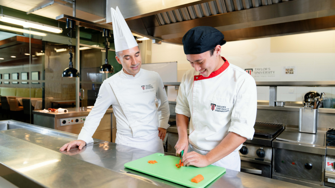 chef lecturer teaching a student