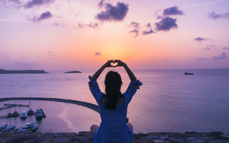 A girl sit beside the sea