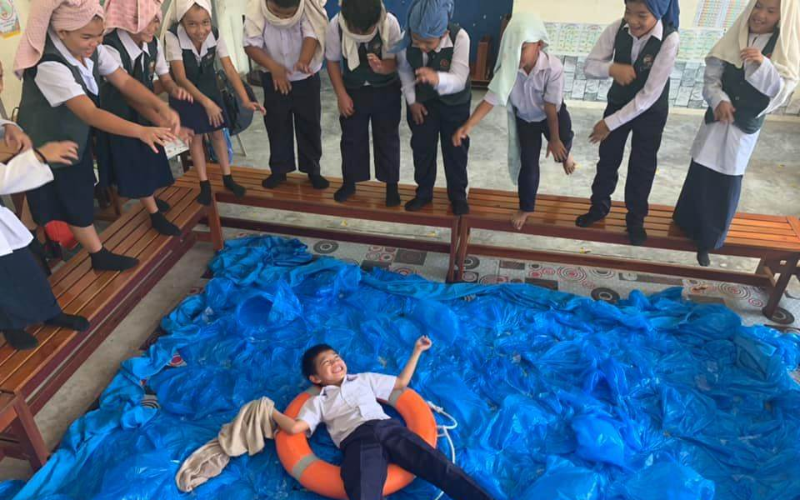 Cickgu Nazmi makes "pool" with plastic bags for students