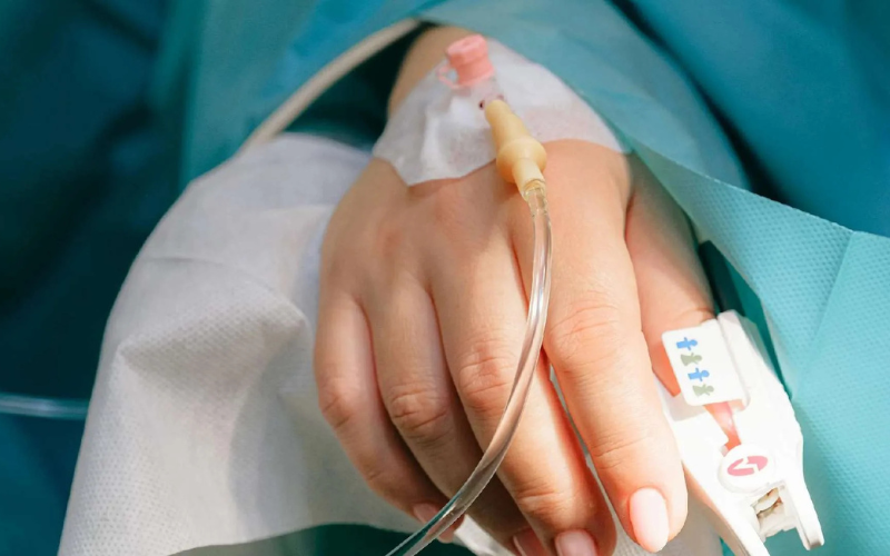 Infusion cannula on a hand