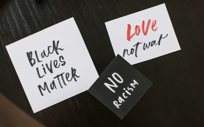Notes with texts "Black Lives Matter", "No Racism", "Love not war"