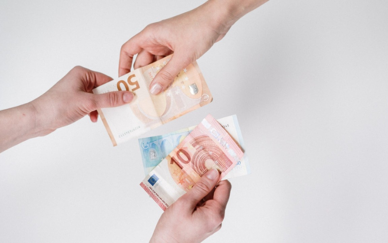 2 hands exchanging money