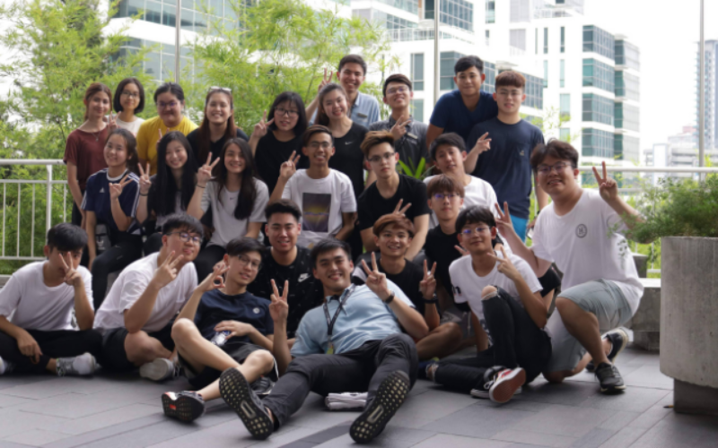 A group photo of freshmen together with the Orientation Leaders during Orientation Campus Hunt in March 2019