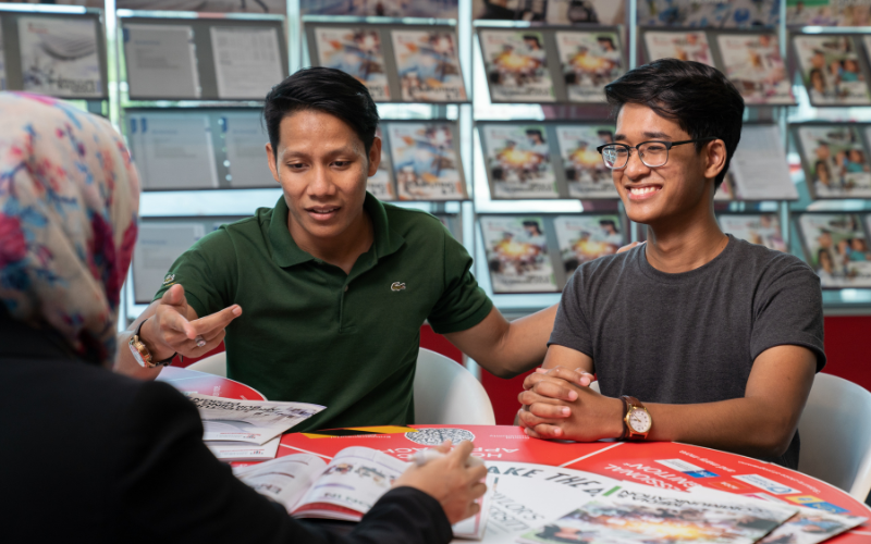 student getting advice from an advisor