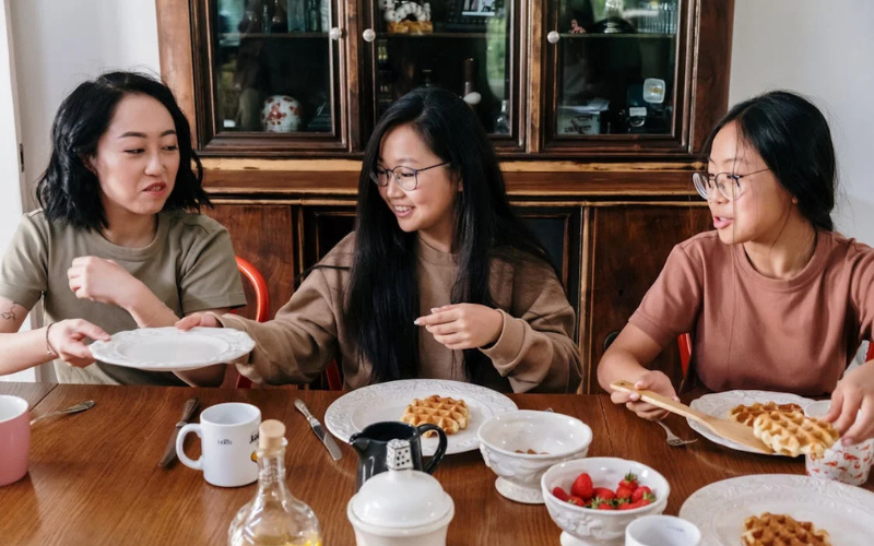 3 girls eating together