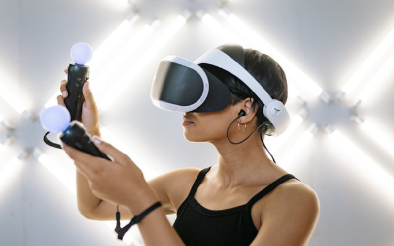 A girl is playing virtual reality