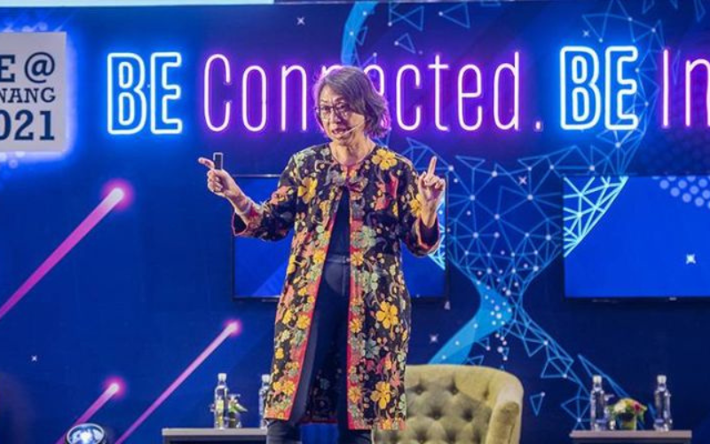 Boonsiri delivers her speech on the stage.