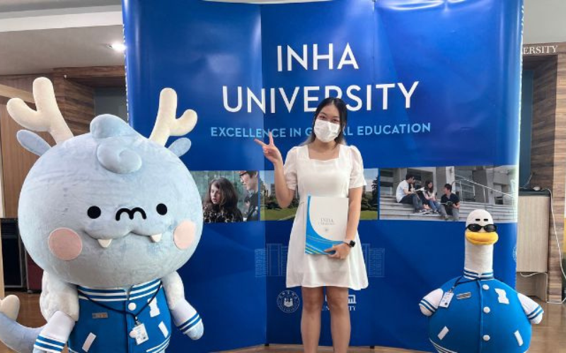 Taylorian taking photos with decorations