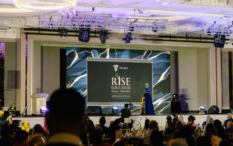 jaclyn victor on stage