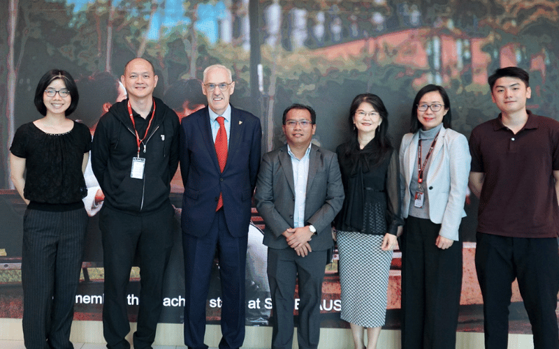 Photo op of Taylor's College Economic Forum 2024 featuring the speakers and Taylor's key representatives