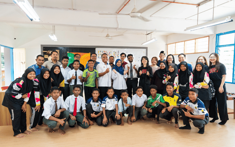 Group photo with Orang Asli students who benefited from the Learning Hub