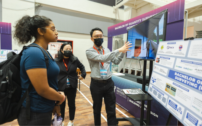 Lecturer shared the details regarding quality surveying course to student