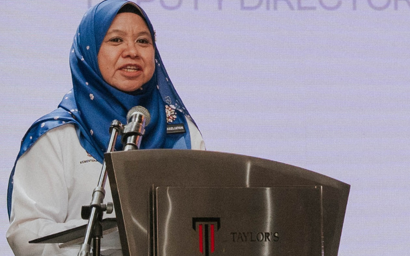 Puan Fadzliaton Zainudin, Deputy Director of the Educational Resources and Technology Division at the Ministry of Education Malaysia, graced the RISE Educator Award & Conference 2025 ceremony and delivered a keynote address to commemorate the occasion.