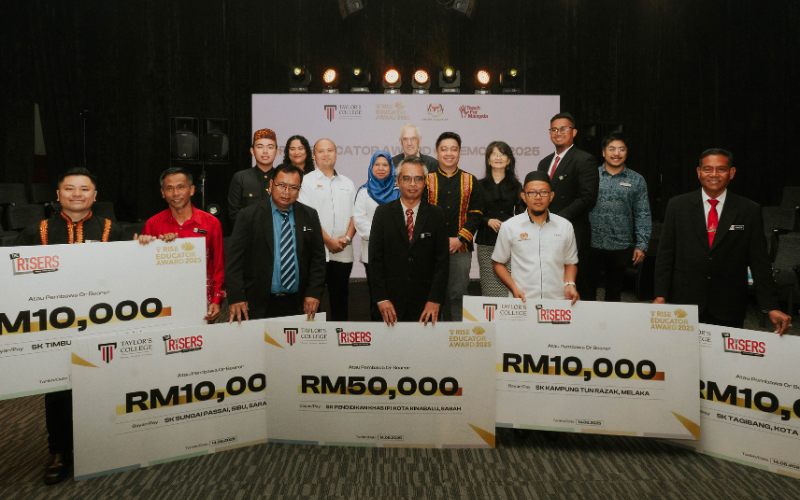 The RISE Educator Award 2025 recipient was awarded RM5,000, while his school received RM50,000 in support of his impactful educational initiative. The four other finalists, together with their headmasters, were each presented with RM1,000 and RM10,000 for their respective schools by Taylor’s College, in recognition of their contributions to education. Also present at the occasion were [Back row, first from left] Fanitsyara Kam Phon, Vice-President of the Perdana Fellows Alumni Association, and [Middle row, first from right] Chan Soon Seng, Chief Executive Officer of Teach For Malaysia.