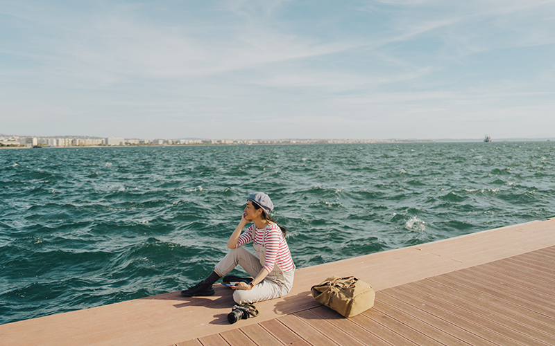 Photo of a Japanese woman, traveling alone and having fun while getting to know the new city