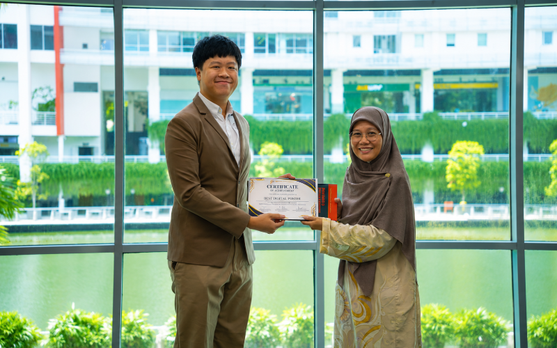 Joe Han receiving the Best Digital Poster Award at the National Physics Conference 2025