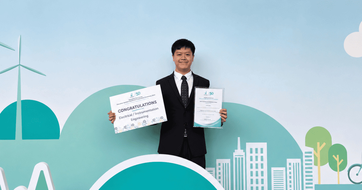 Joe Han holding a certificate and a congratulations sign for the PETRONAS Education Sponsorship Award 2024 in Electrical / Instrumentation Engineering