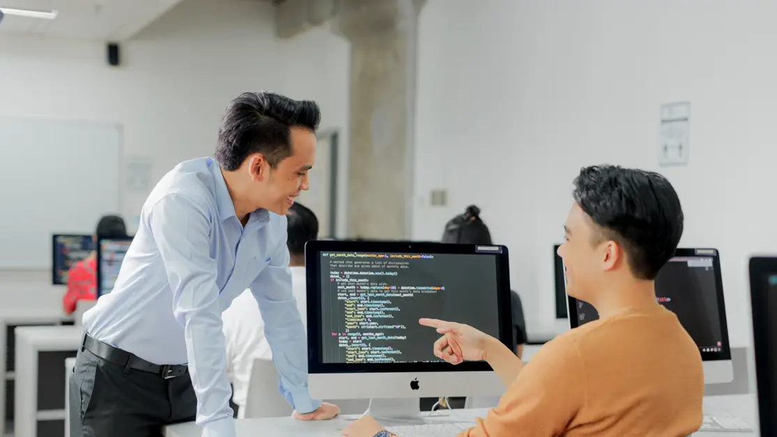 Lecturer monitors student's coding assignment