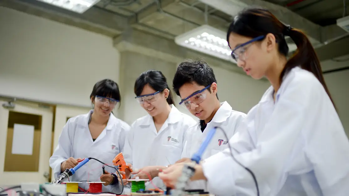 Engineering students participate in group assignment in a lab