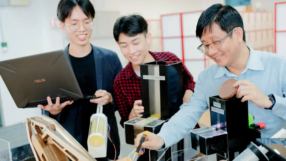 Lecturer guide engineering students on project