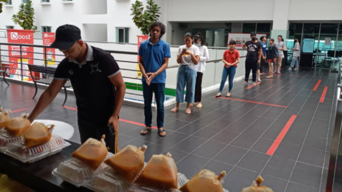 students redeeming free lunch