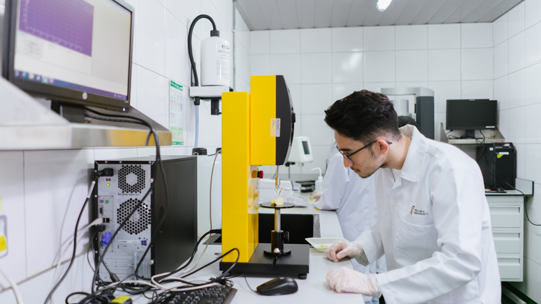 culinary student in the analytical room
