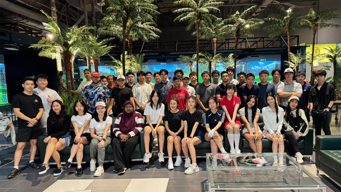 golf team members posing together 